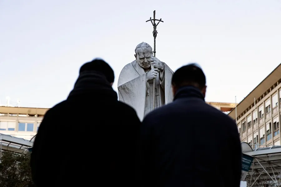 Dos personas rezan por la salud del papa este miércoles, en el exterior del Hospital Gemelli de Roma. EFE/EPA/Angelo Carconi.